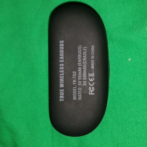 Iyesku True Wireless Bluetooth Earbuds Black with Charging Case and USB Cable - Picture 5 of 6